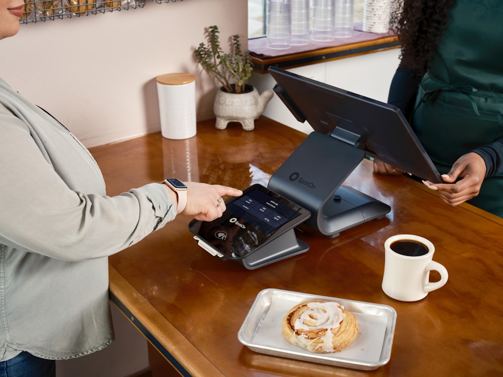 Square API and Custom Integrations for Restaurants 27 Customer paying with card at coffee shop counter