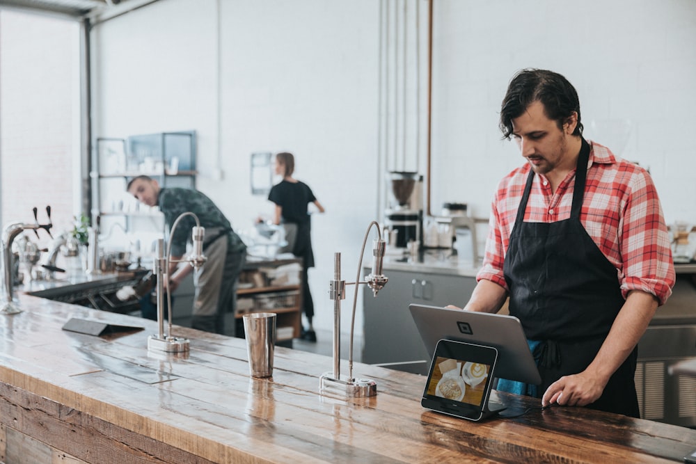Lavu Analytics and Reporting for Restaurants 26 people in kitchen
